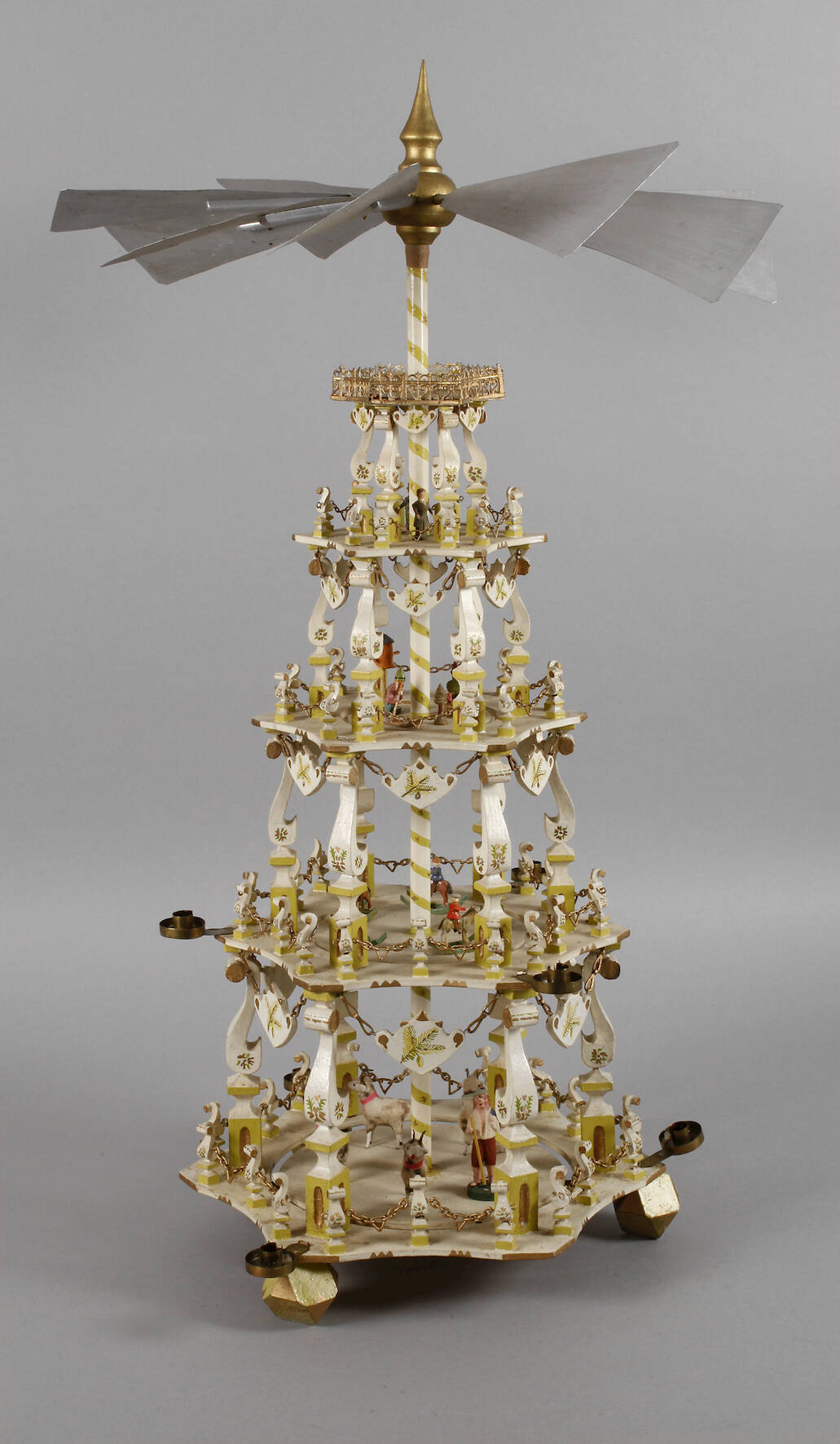 Weihnachtspyramide mit Figurenbesatz