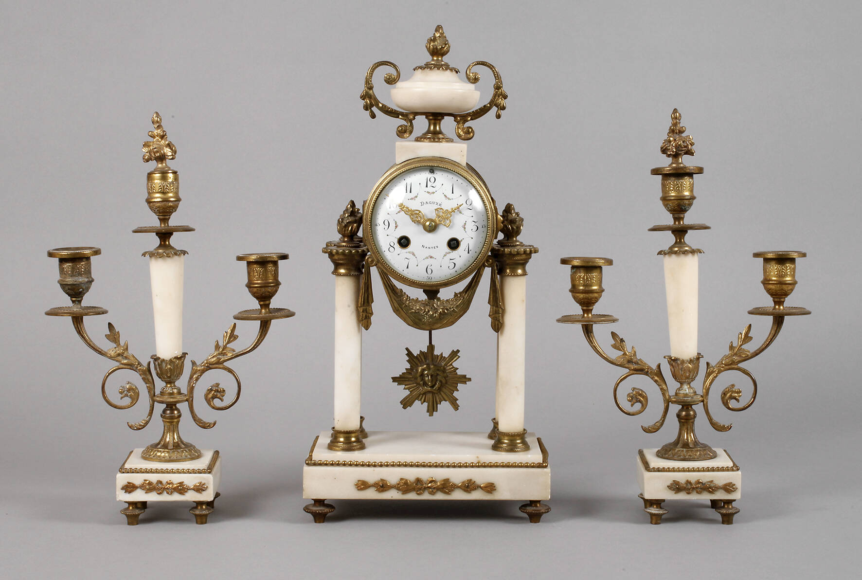 Kaminuhr mit zwei Beistellern