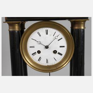 Portaluhr mit Glasdom