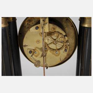 Portaluhr mit Glasdom