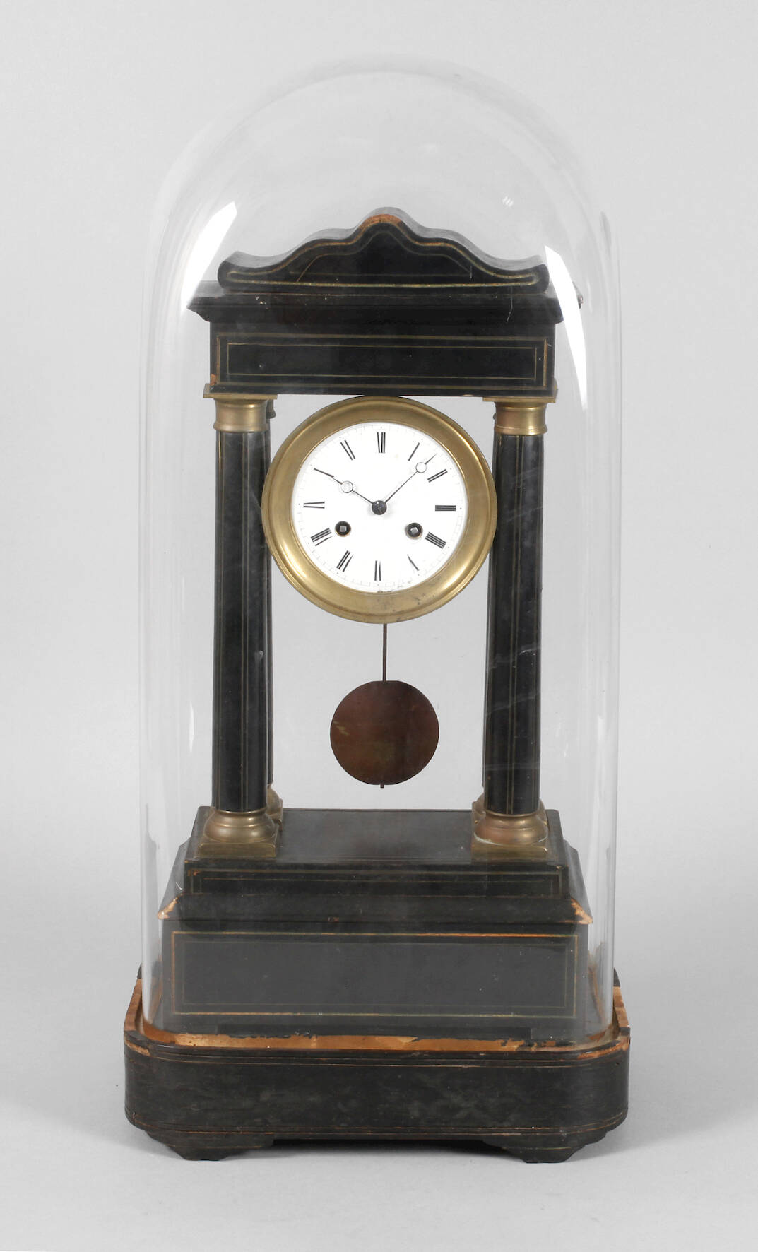 Portaluhr mit Glasdom