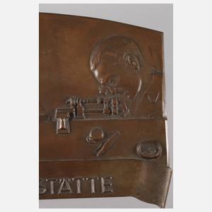 Bronzerelief Uhrmacherwerkstätte