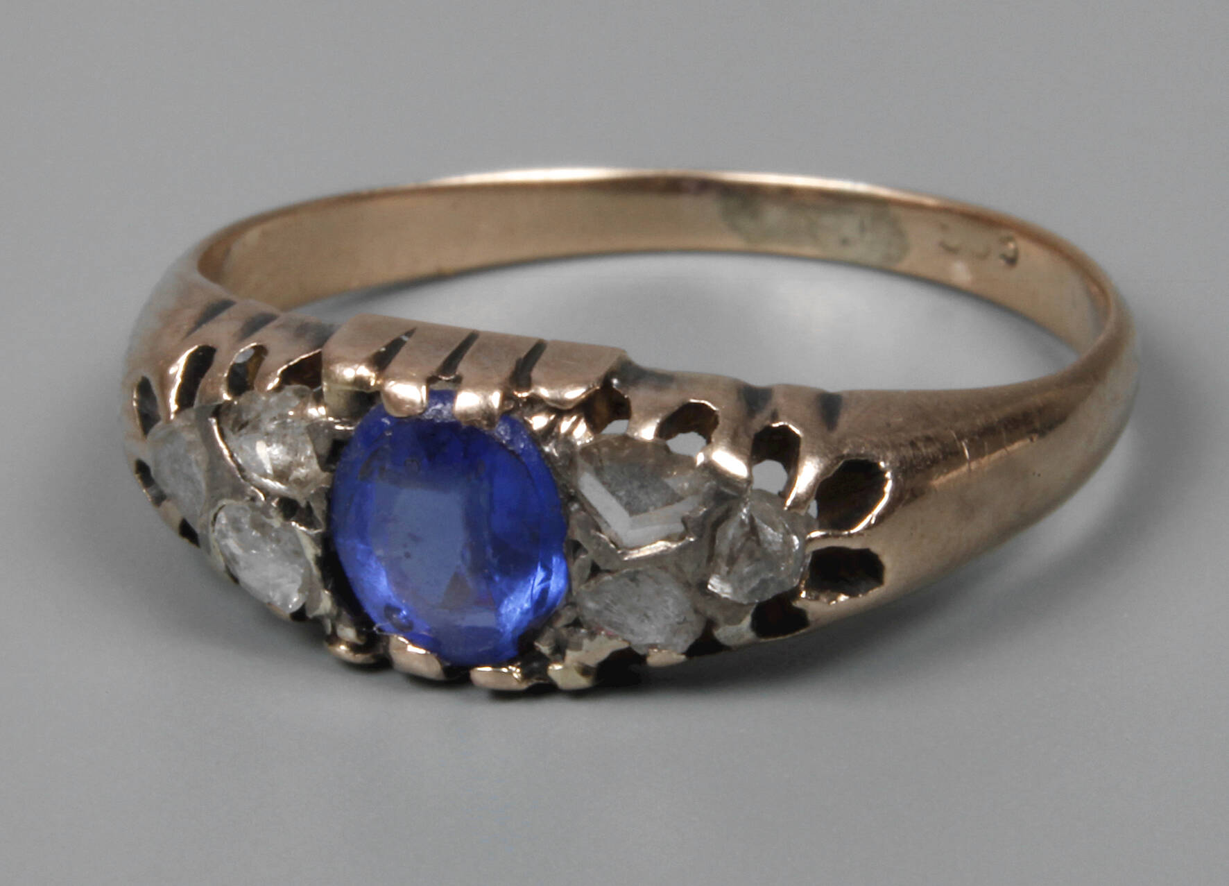 Historischer Ring mit Saphir und Diamanten
