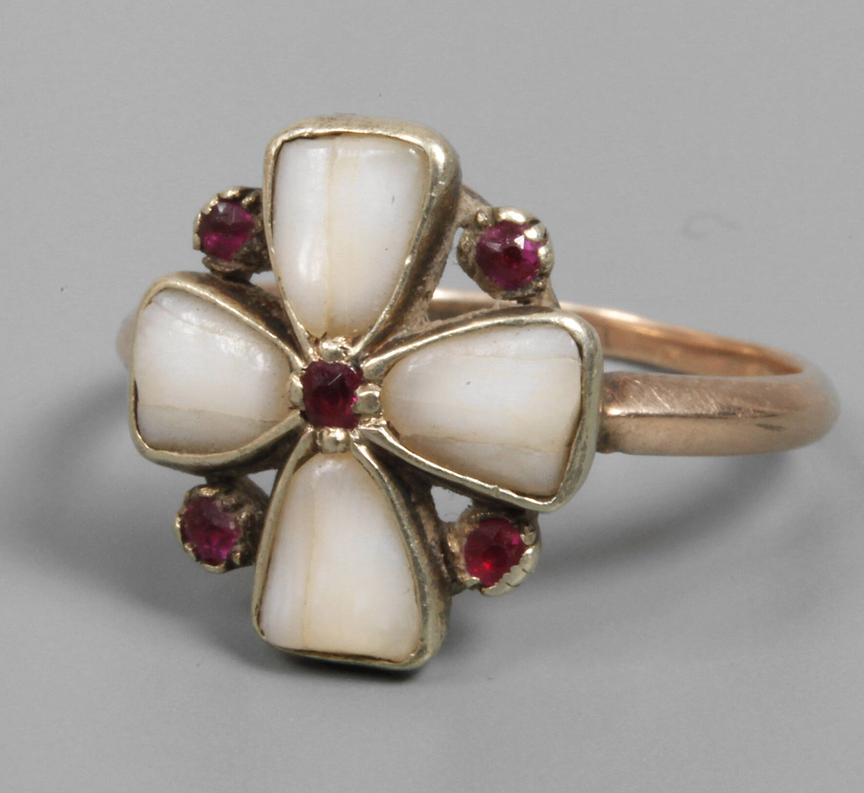 Historischer Damenring mit Bein und Rubinen