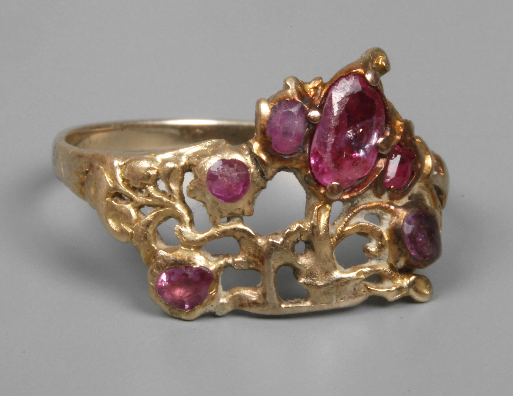 Historischer Damenring mit Rubinen