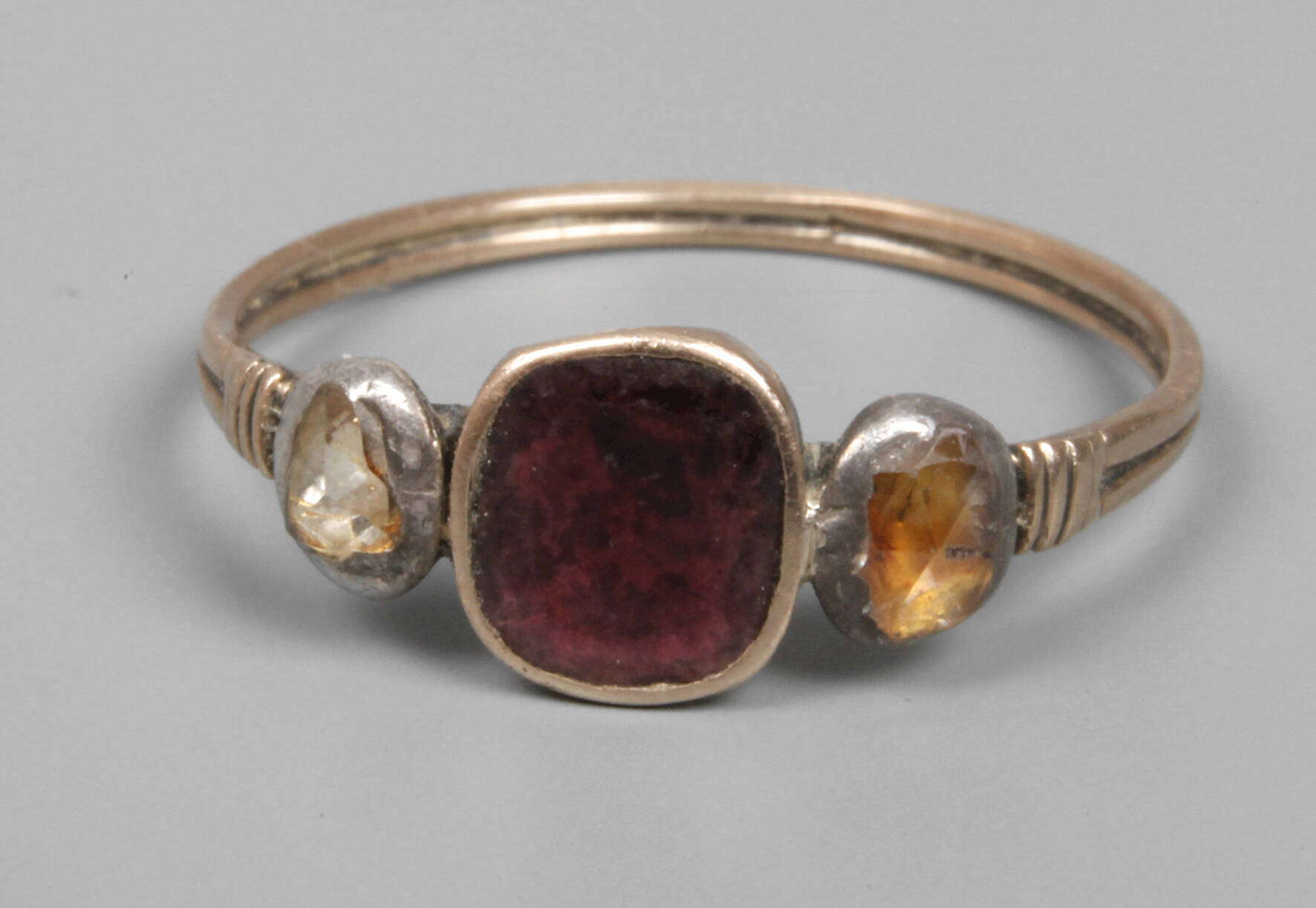 Historischer Damenring mit Rubin und Diamantrosen