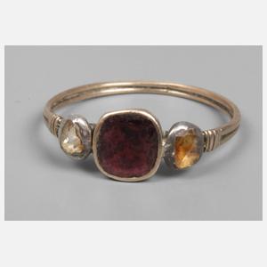 Historischer Damenring mit Rubin und Diamantrosen