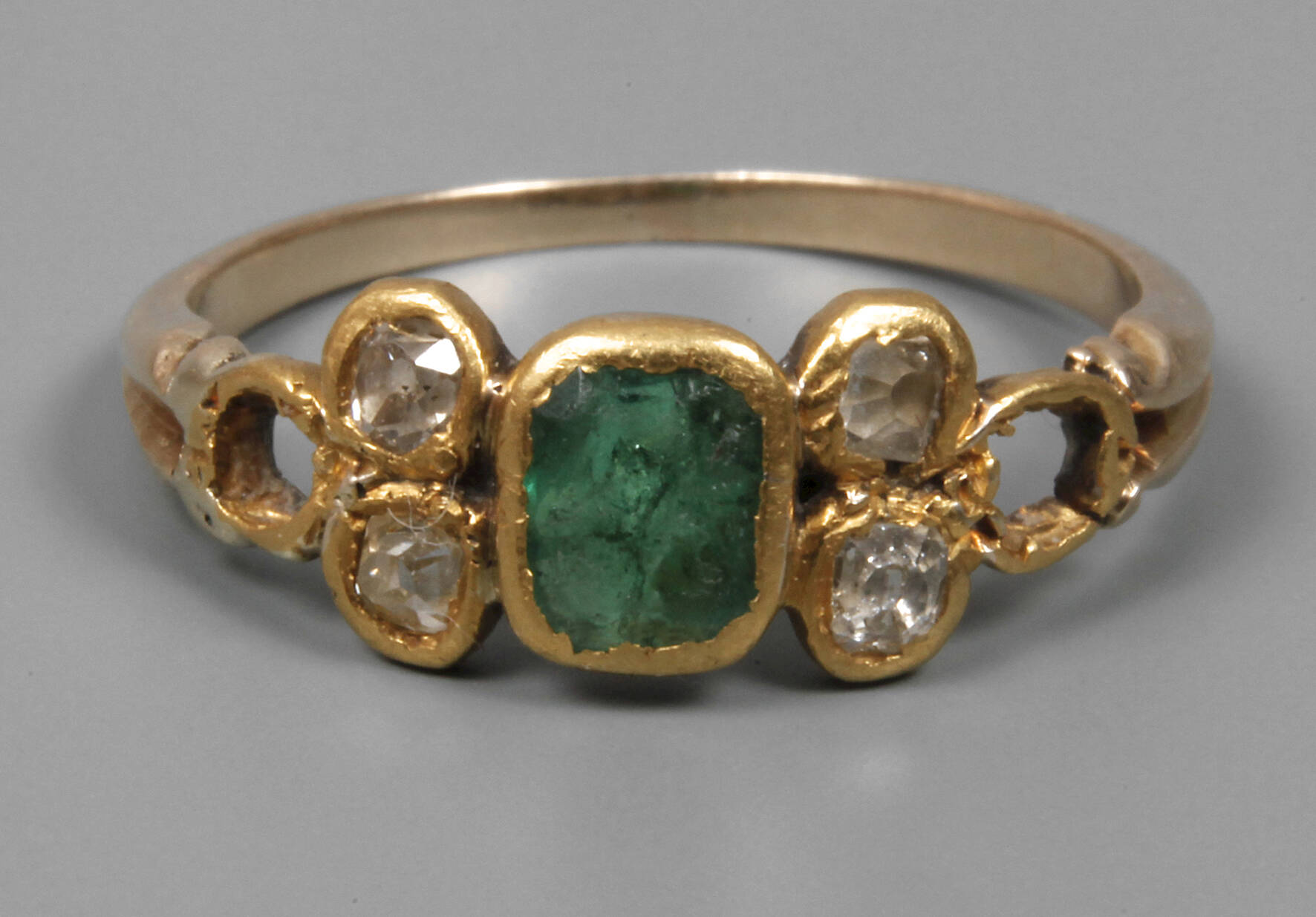 Historischer Damenring mit Smaragd und Diamanten