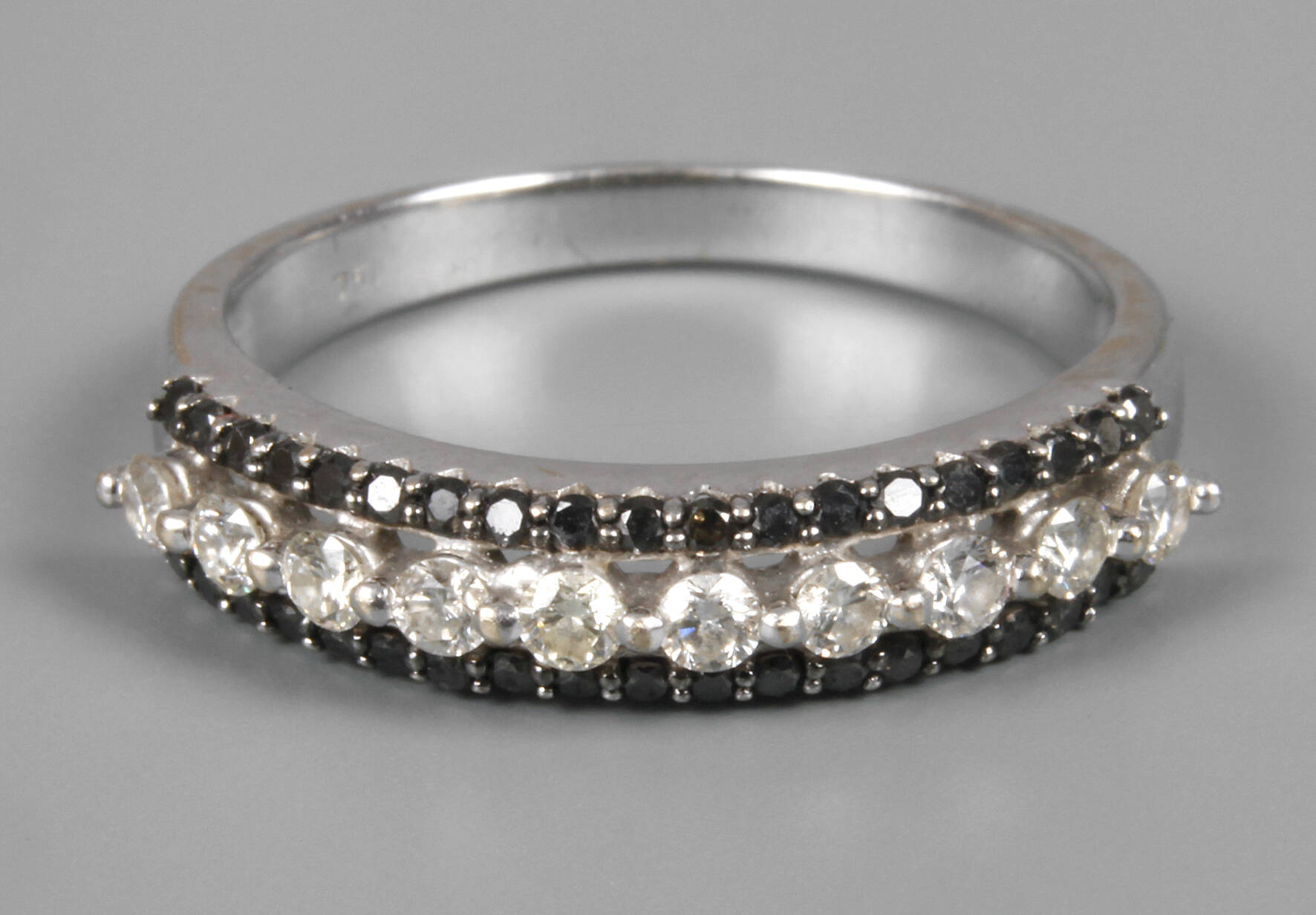 Damenring mit schwarzen und weißen Brillanten