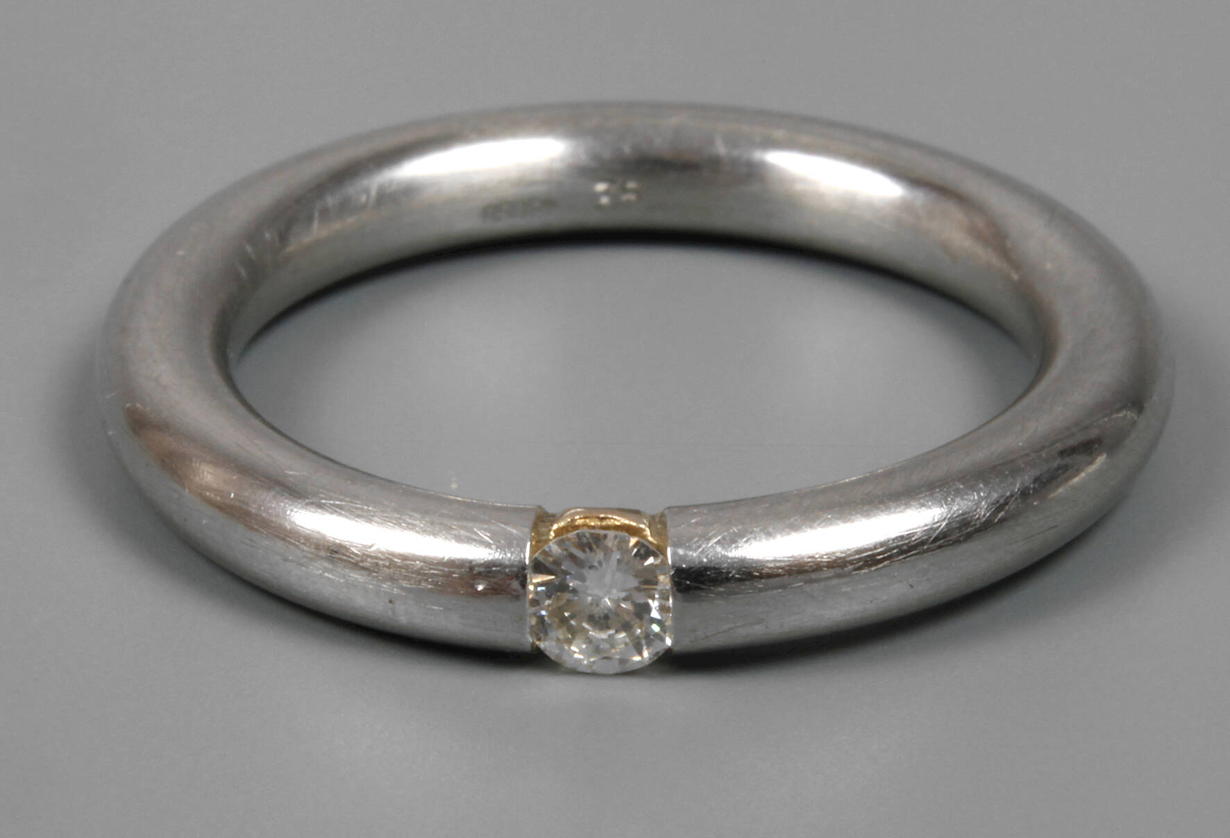 Platinring mit Brillant