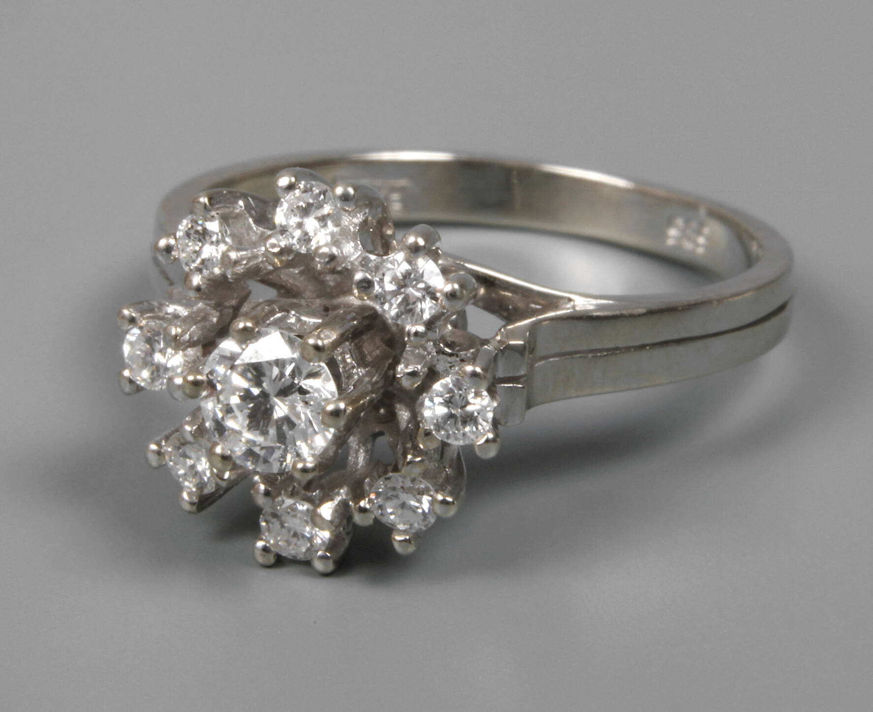 Damenring mit Brillanten