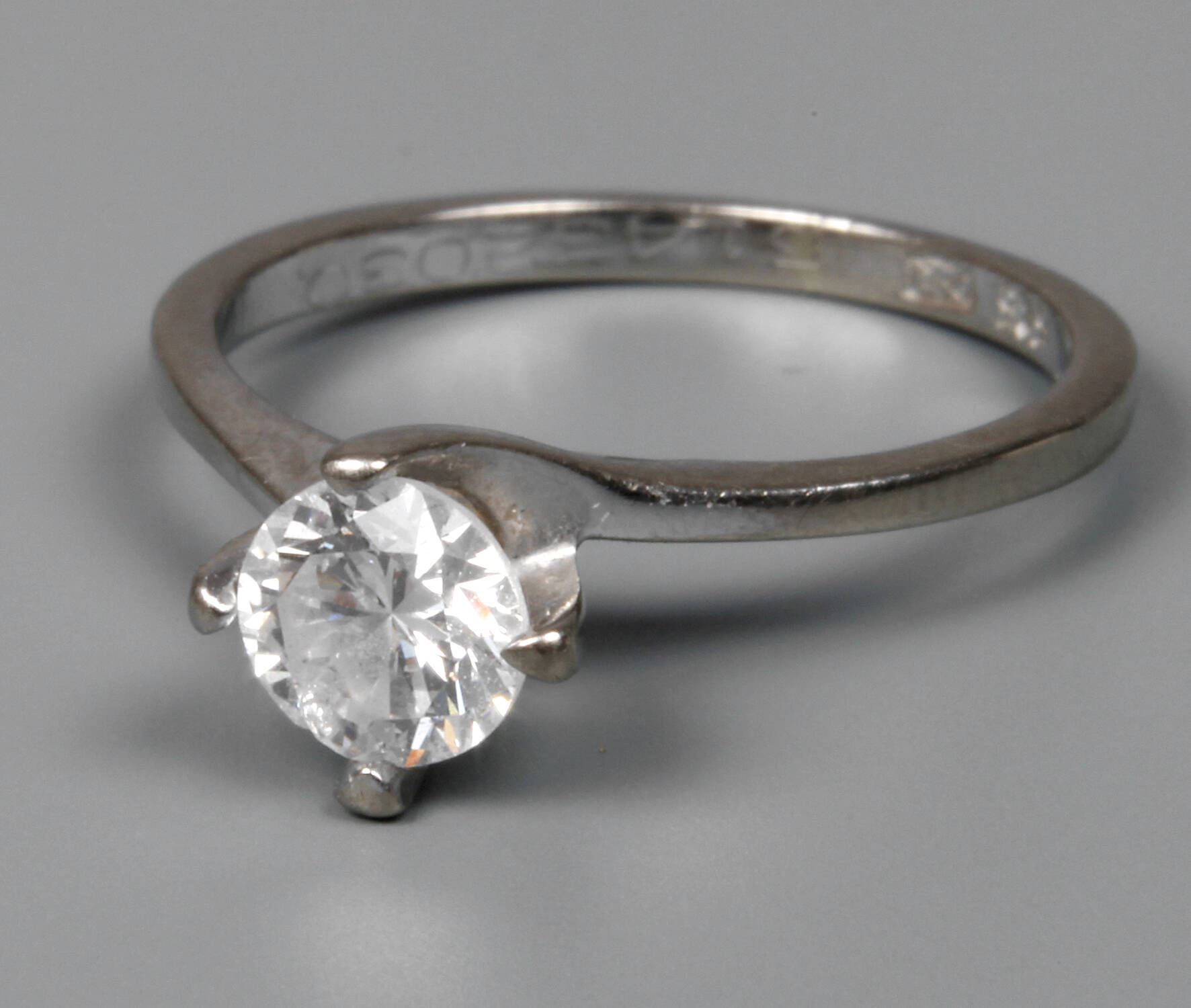 Damenring mit Brillant