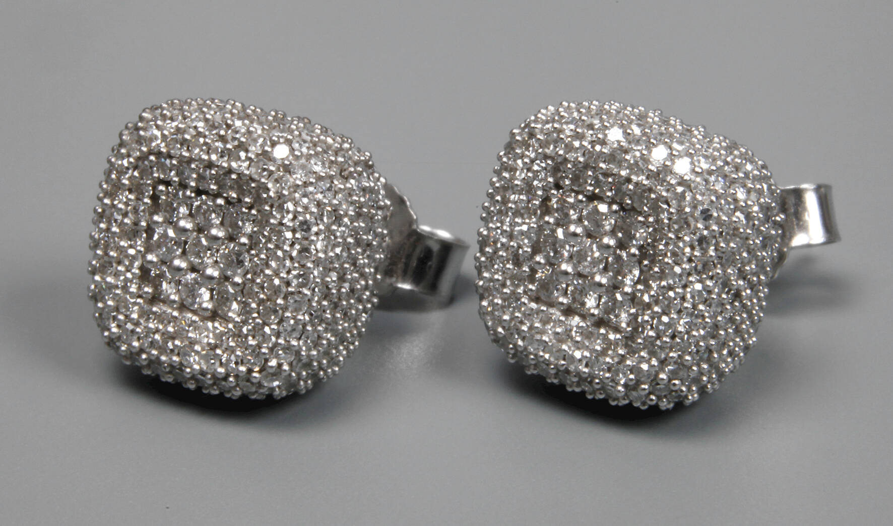 Paar Ohrstecker mit Brillanten