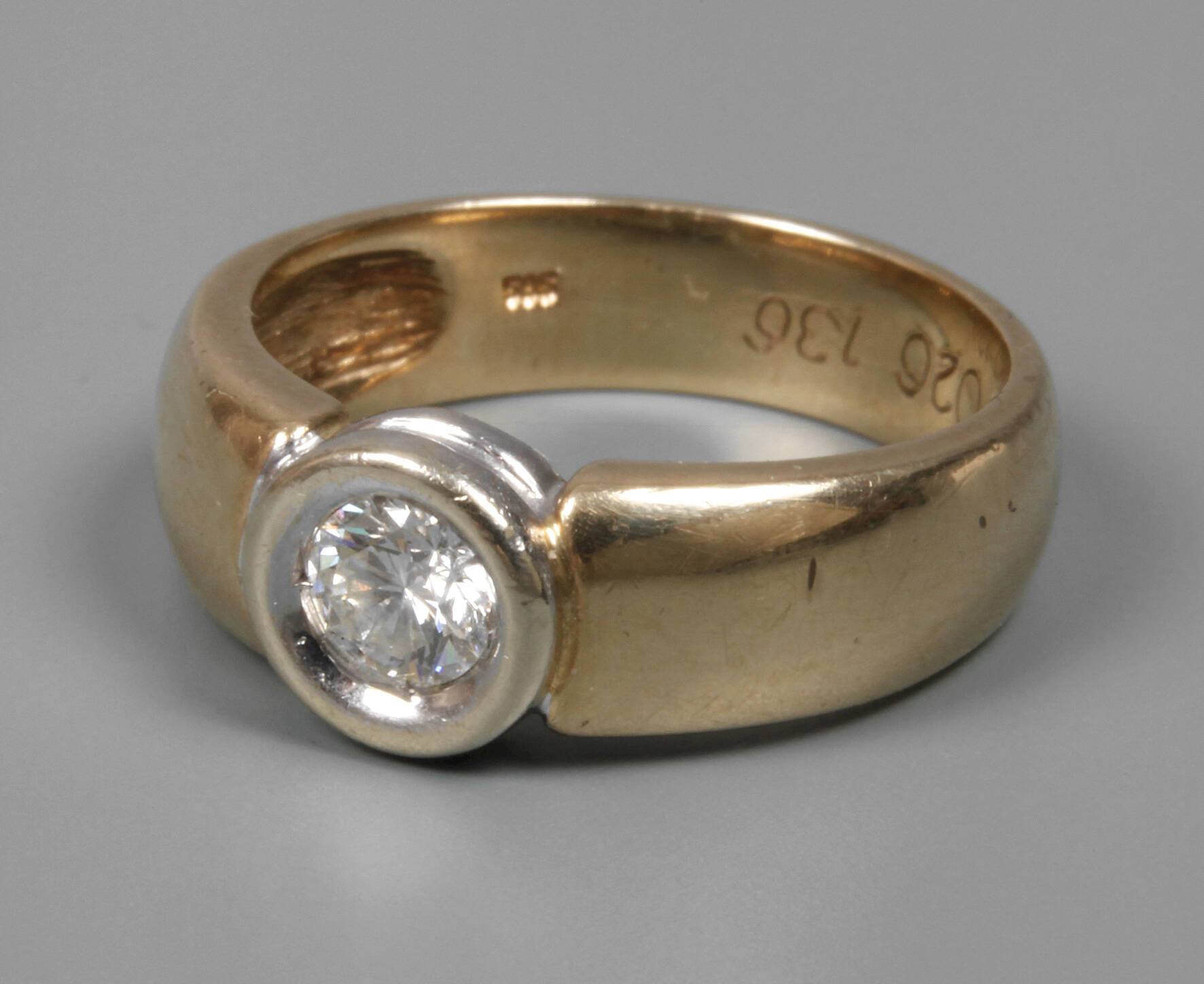 Damenring mit Brillant