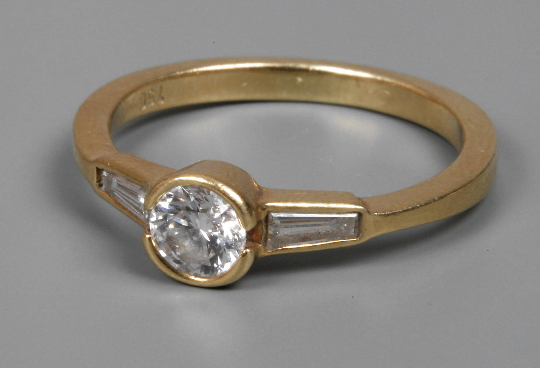 Damenring mit Brillant