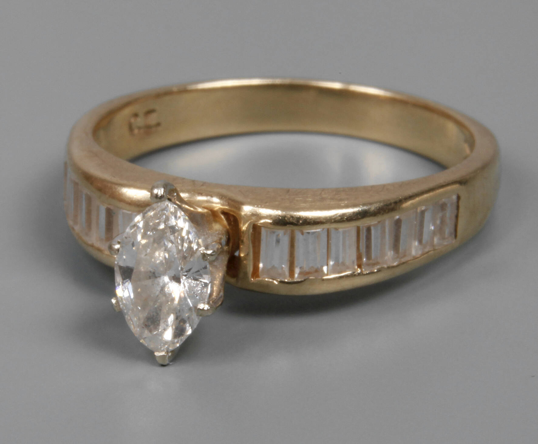 Damenring mit Diamantbesatz