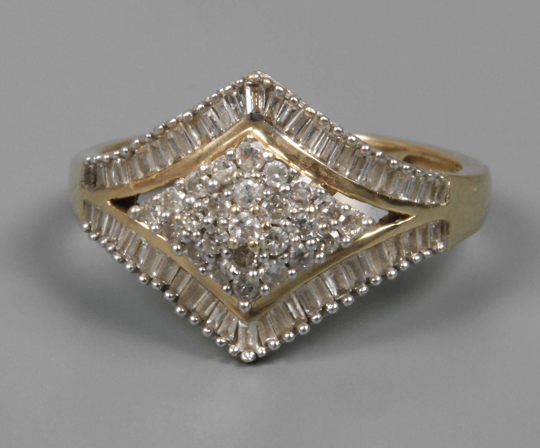 Damenring mit Diamanten