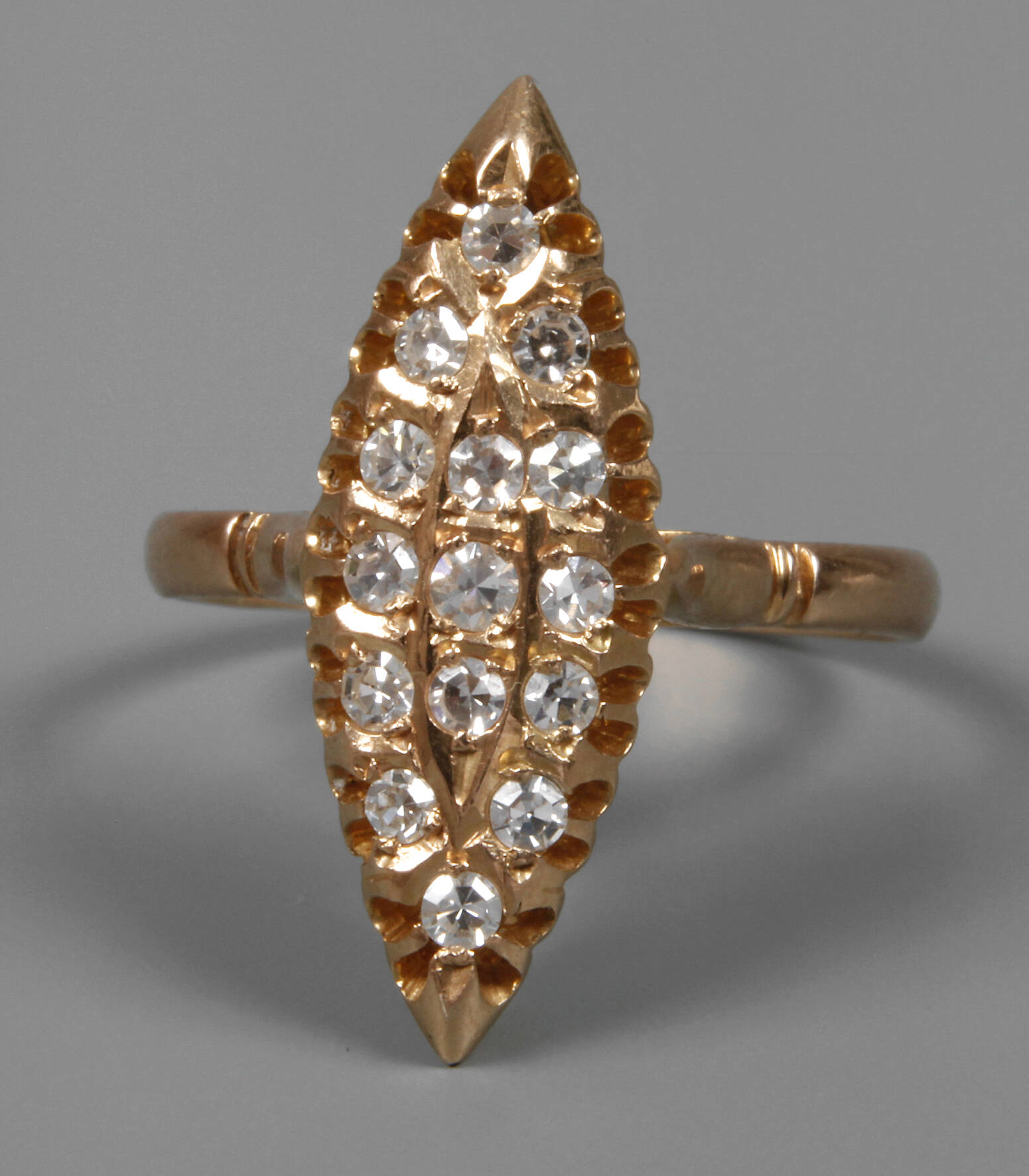 Damenring mit Diamantbesatz