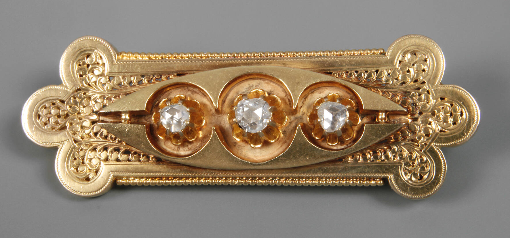 Brosche mit Diamantrosen