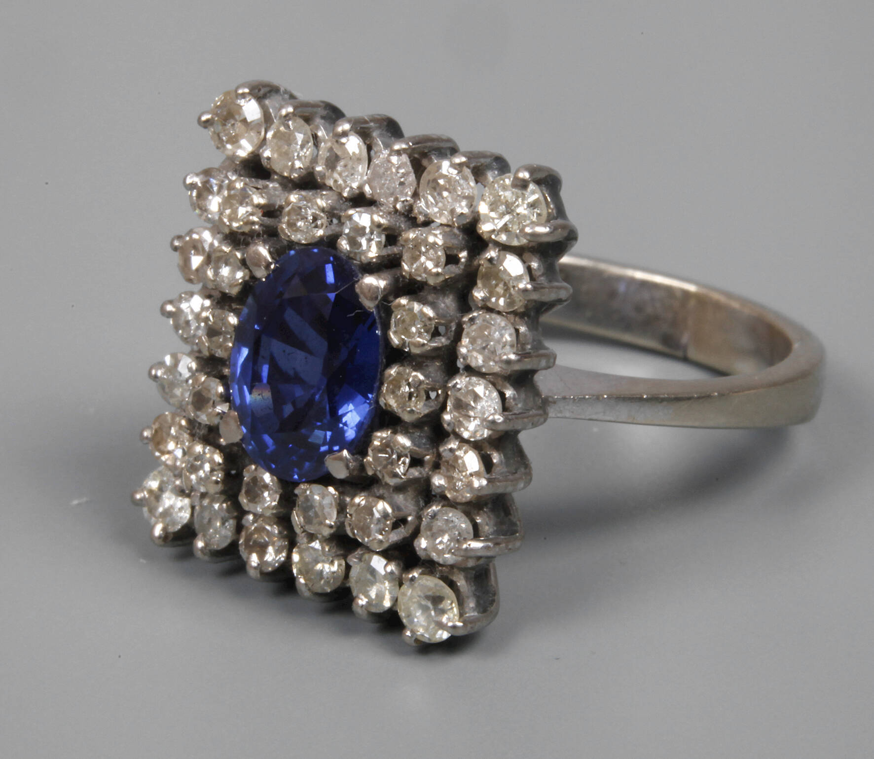 Damenring mit Saphir und Brillanten