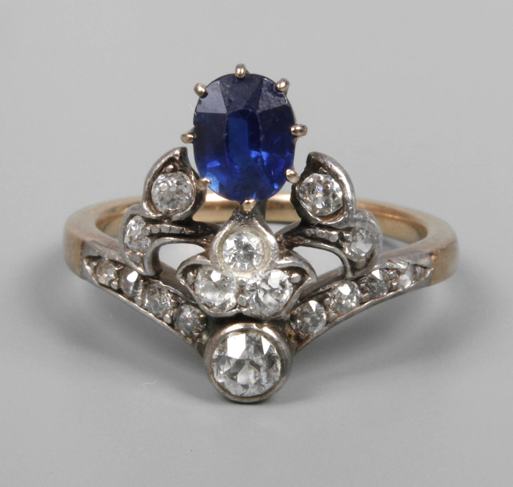 Damenring mit Saphir und Diamanten