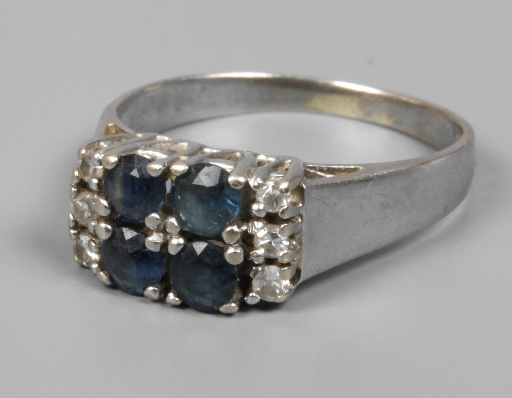 Damenring mit Saphiren und Diamanten