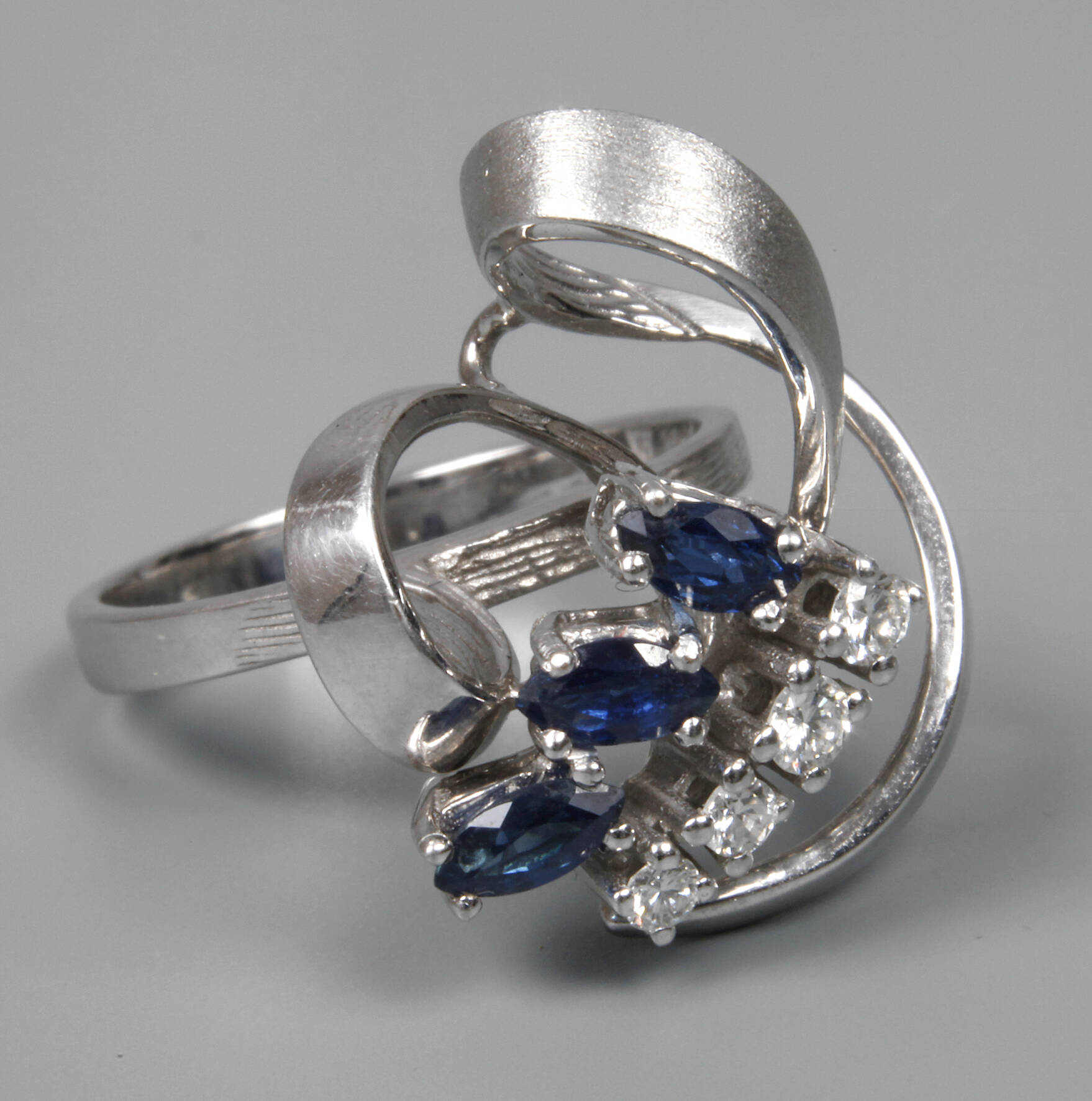 Damenring mit Brillanten und Saphiren