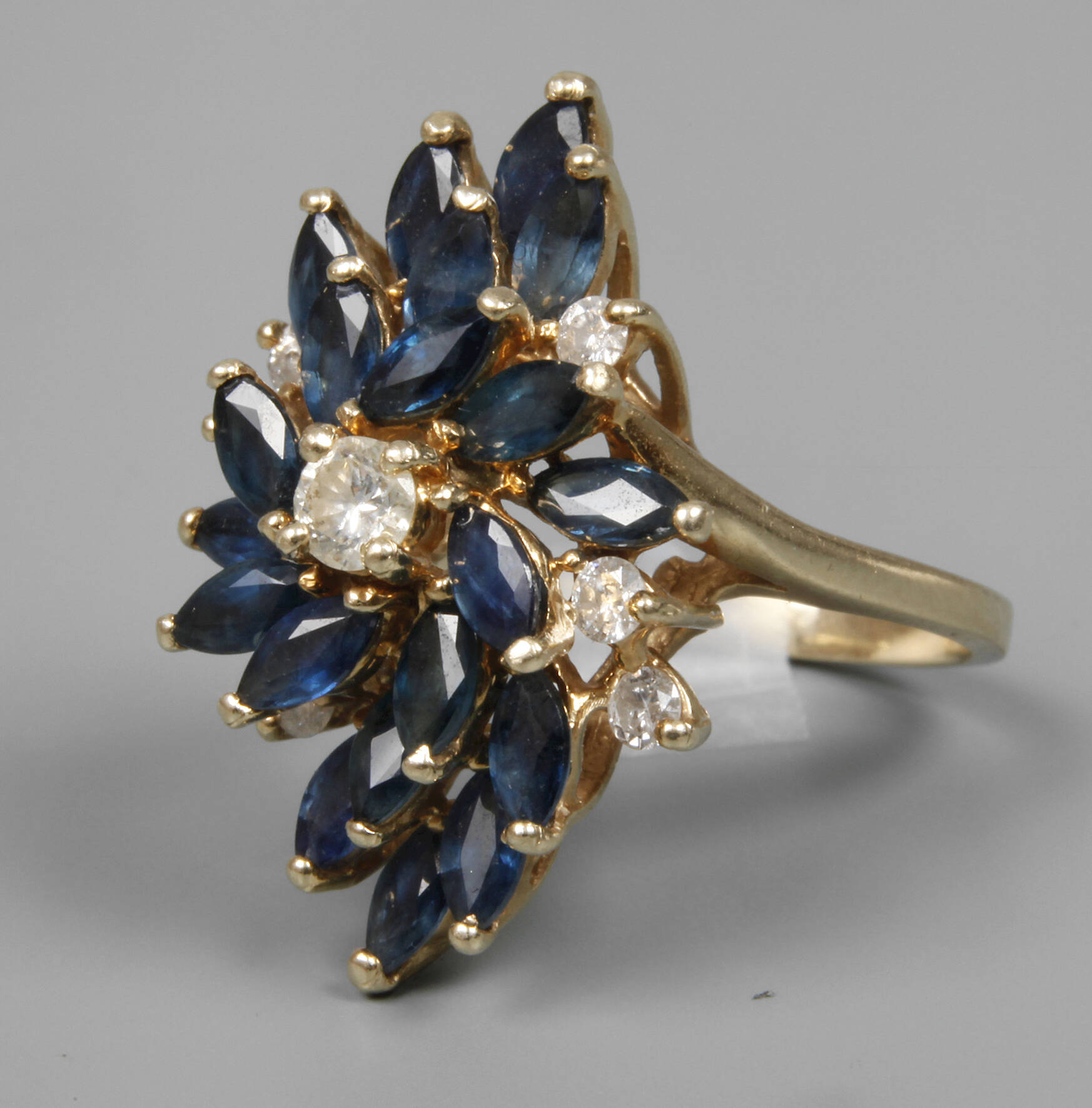 Damenring mit Saphiren und Brillanten