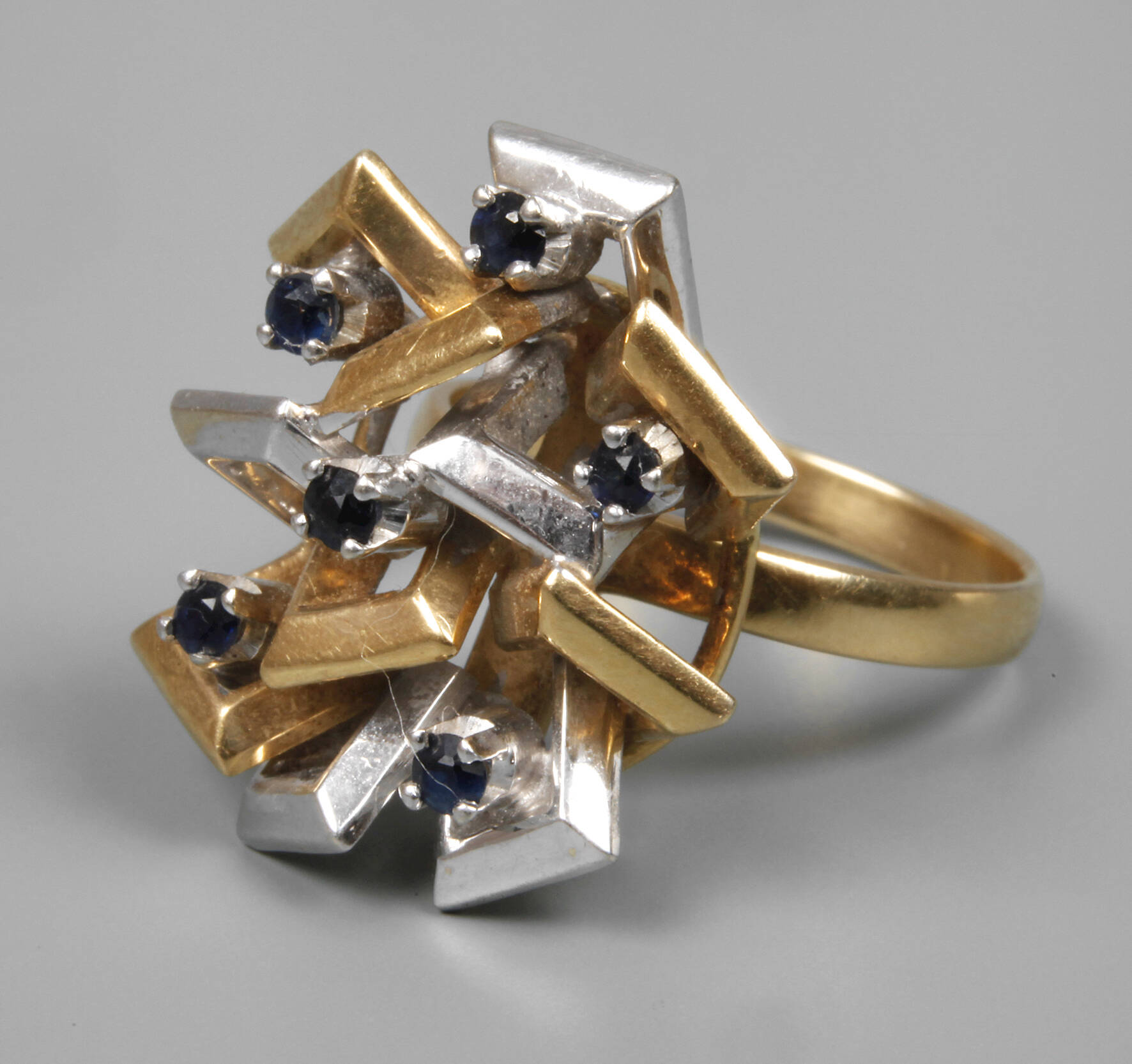 Damenring mit Saphiren