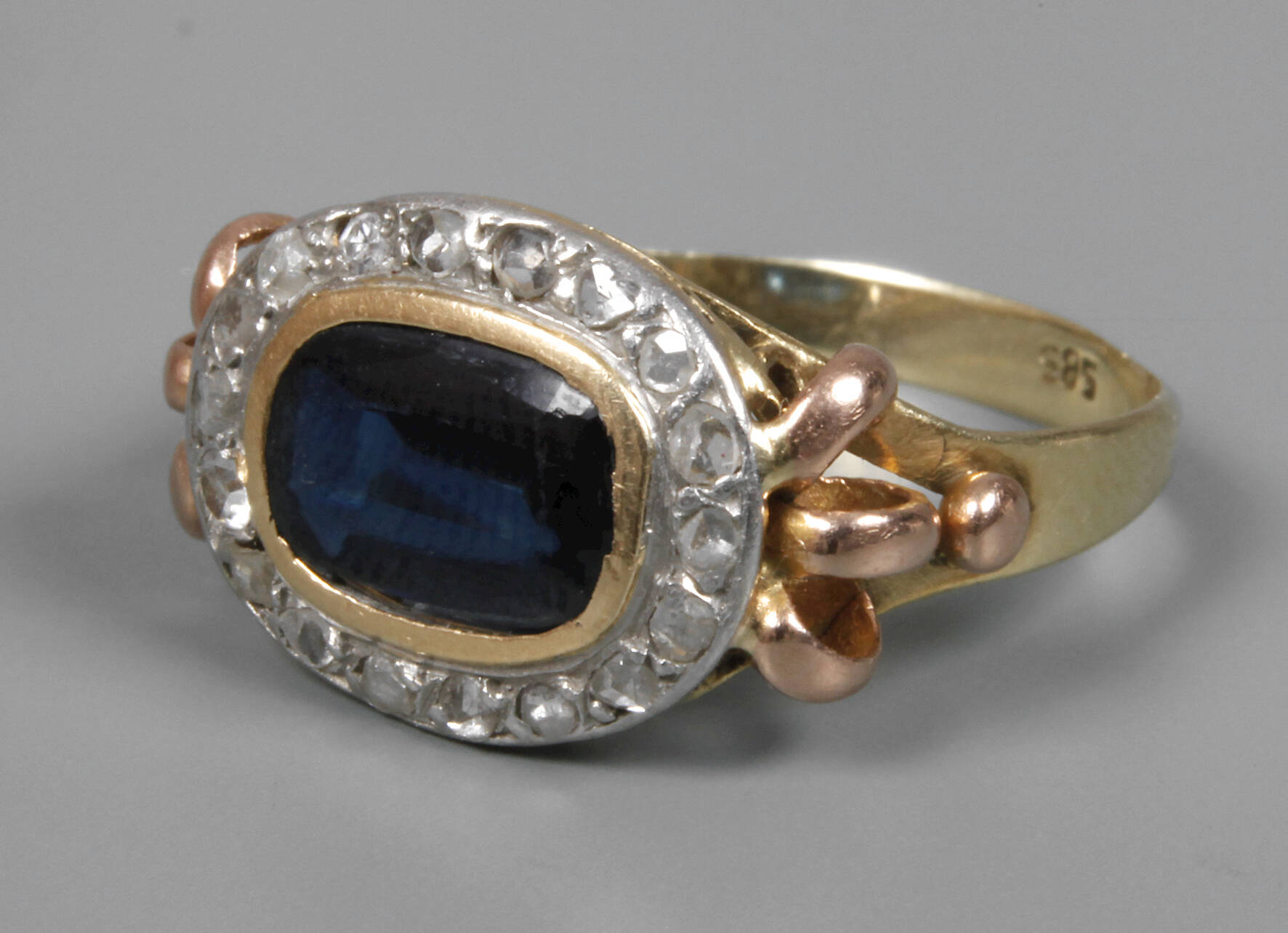 Damenring mit Saphir und Diamanten