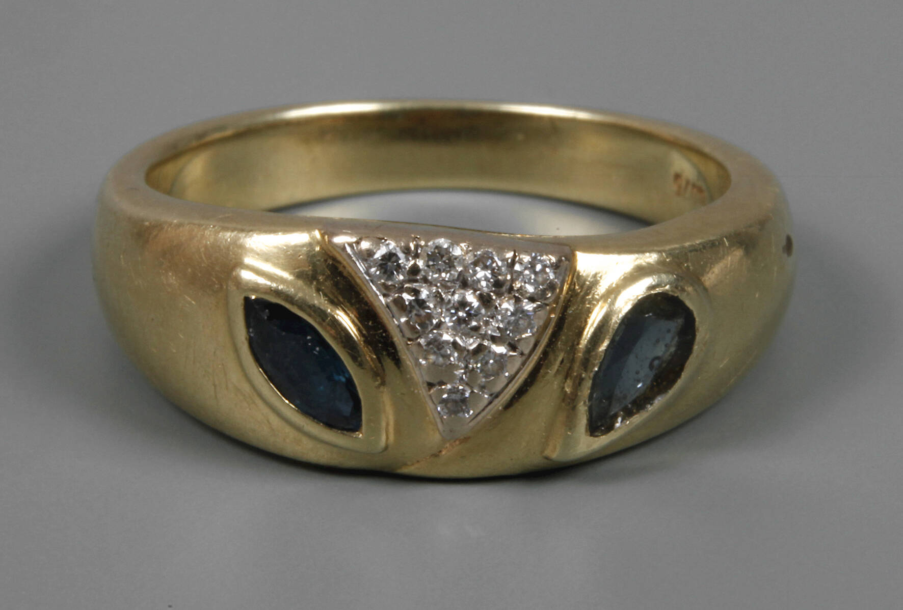 Damenring mit Saphir und Diamanten