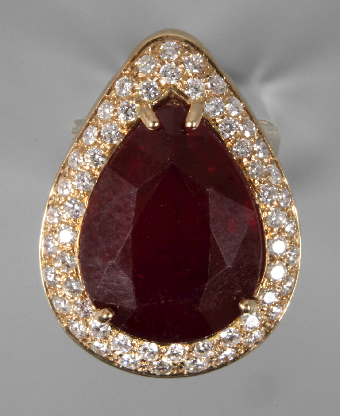 Anhänger mit Rubin und Brillanten