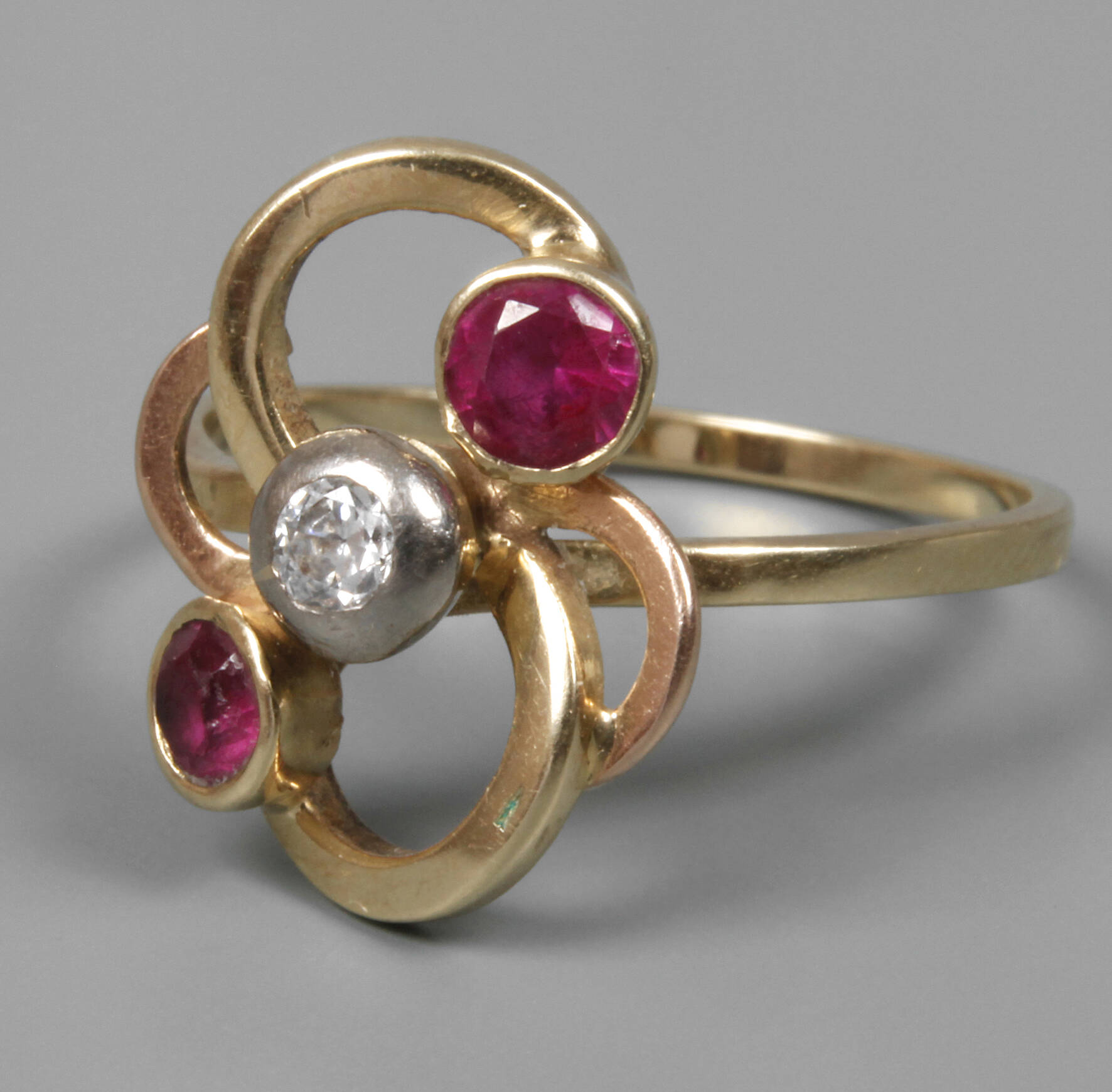 Damenring mit Diamant und Rubinen