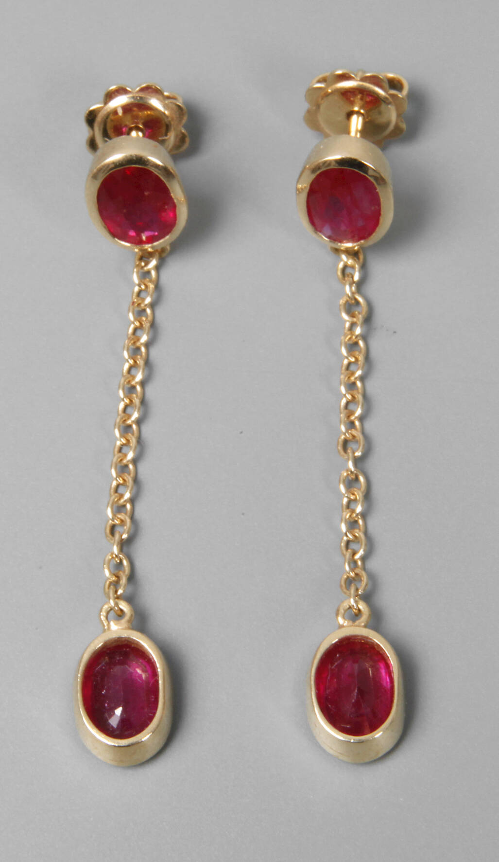 Paar Ohrhänger mit Rubinen