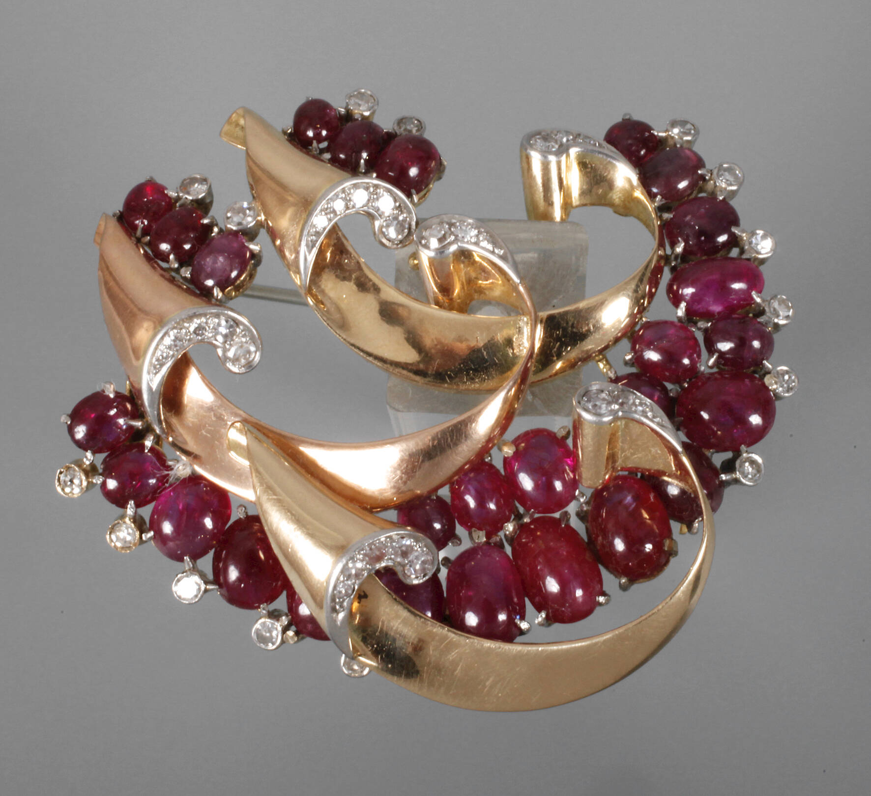 Brosche mit Rubinen und Diamanten