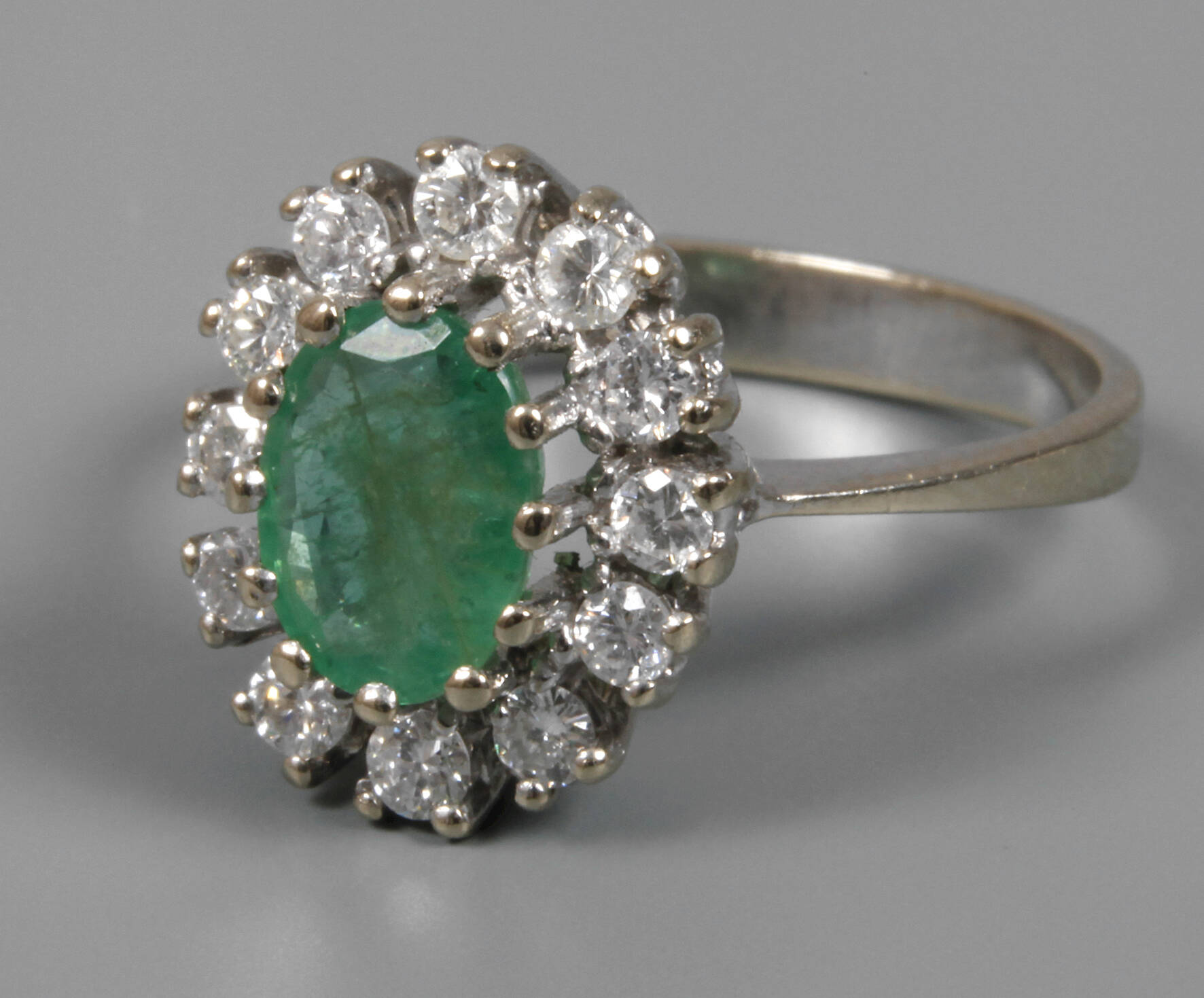 Damenring mit Smaragd und Brillanten