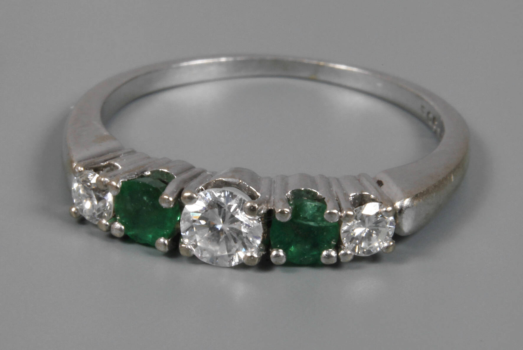 Damenring mit Brillanten und Smaragden