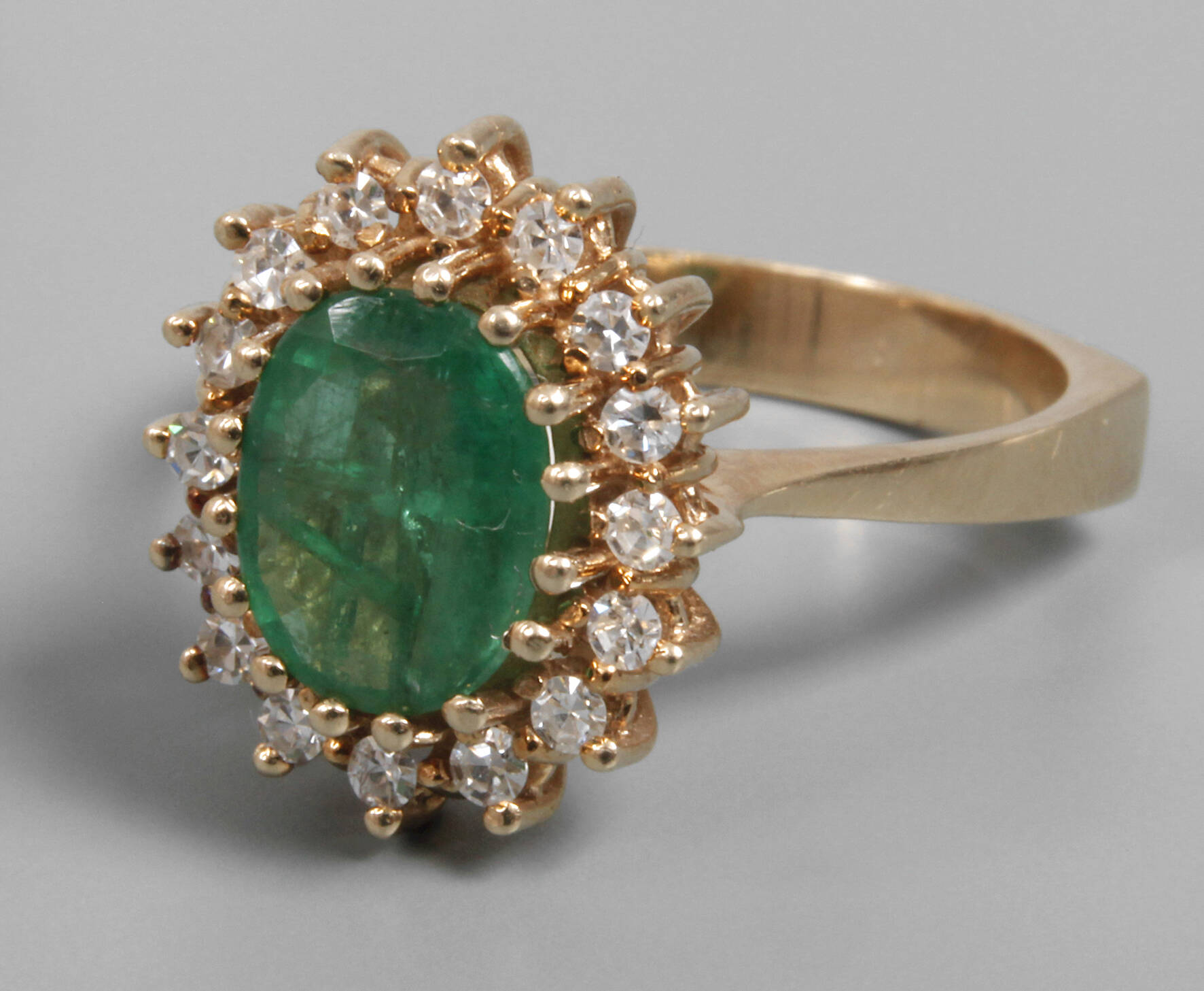 Damenring mit Smaragd und Diamanten