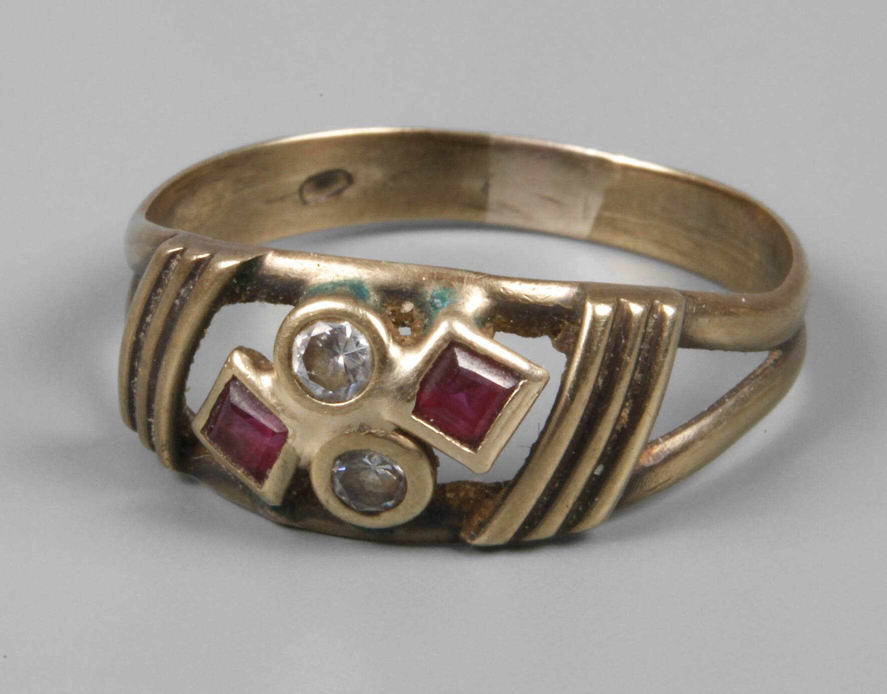 Damenring mit Steinbesatz