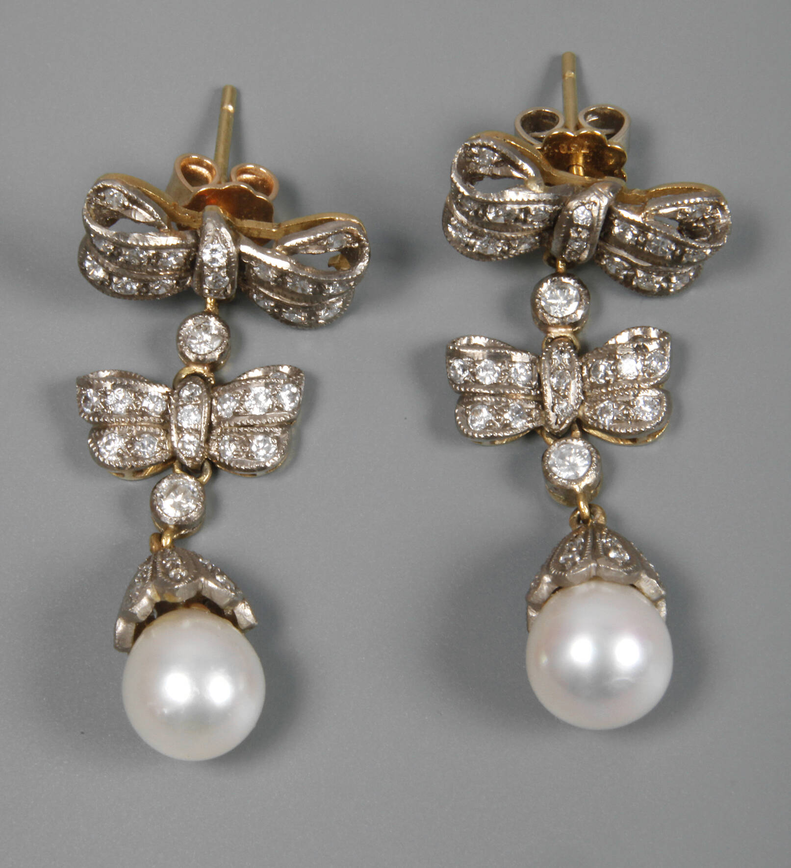 Paar Ohrhänger mit Diamanten und Perlen