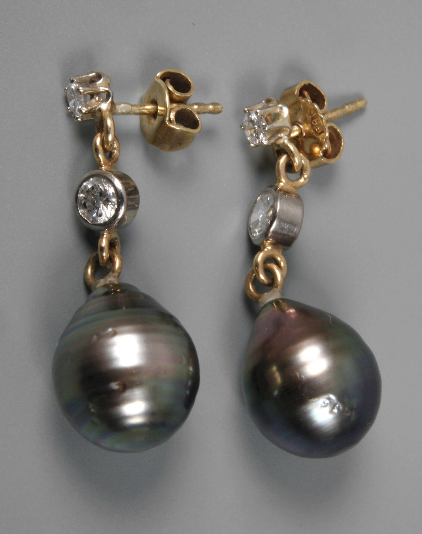 Paar Perlohrringe mit Brillanten