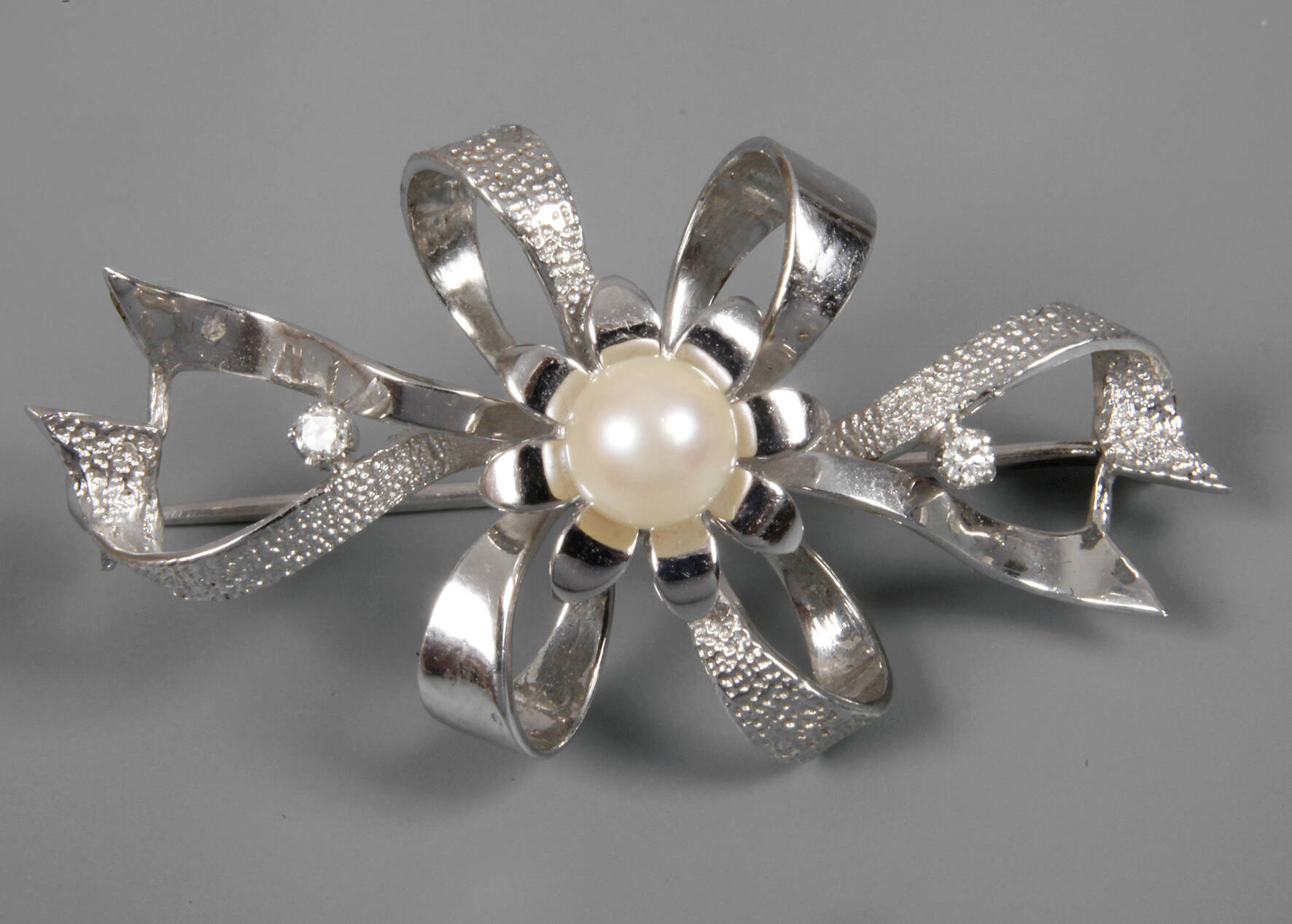 Brosche mit Perle und Brillanten