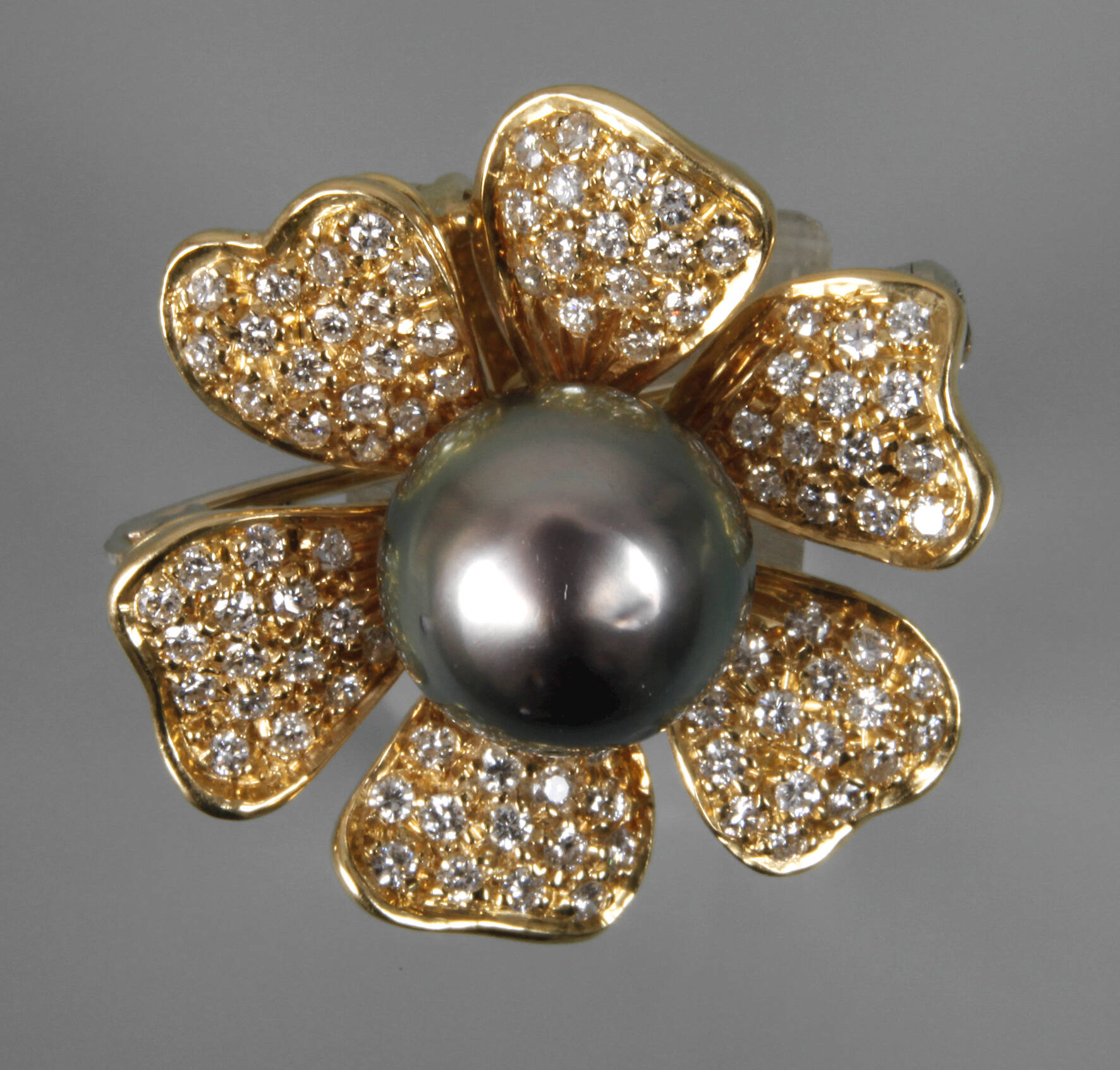 Blütenbrosche mit Perle und Brillanten