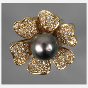 Blütenbrosche mit Perle und Brillanten