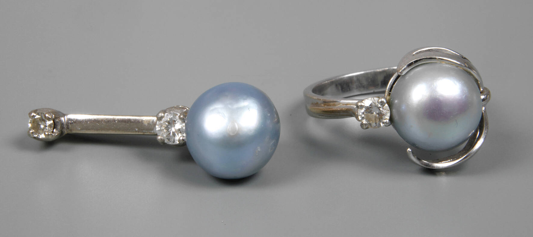 Zwei Schmuckstücke mit Perlen und Brillanten