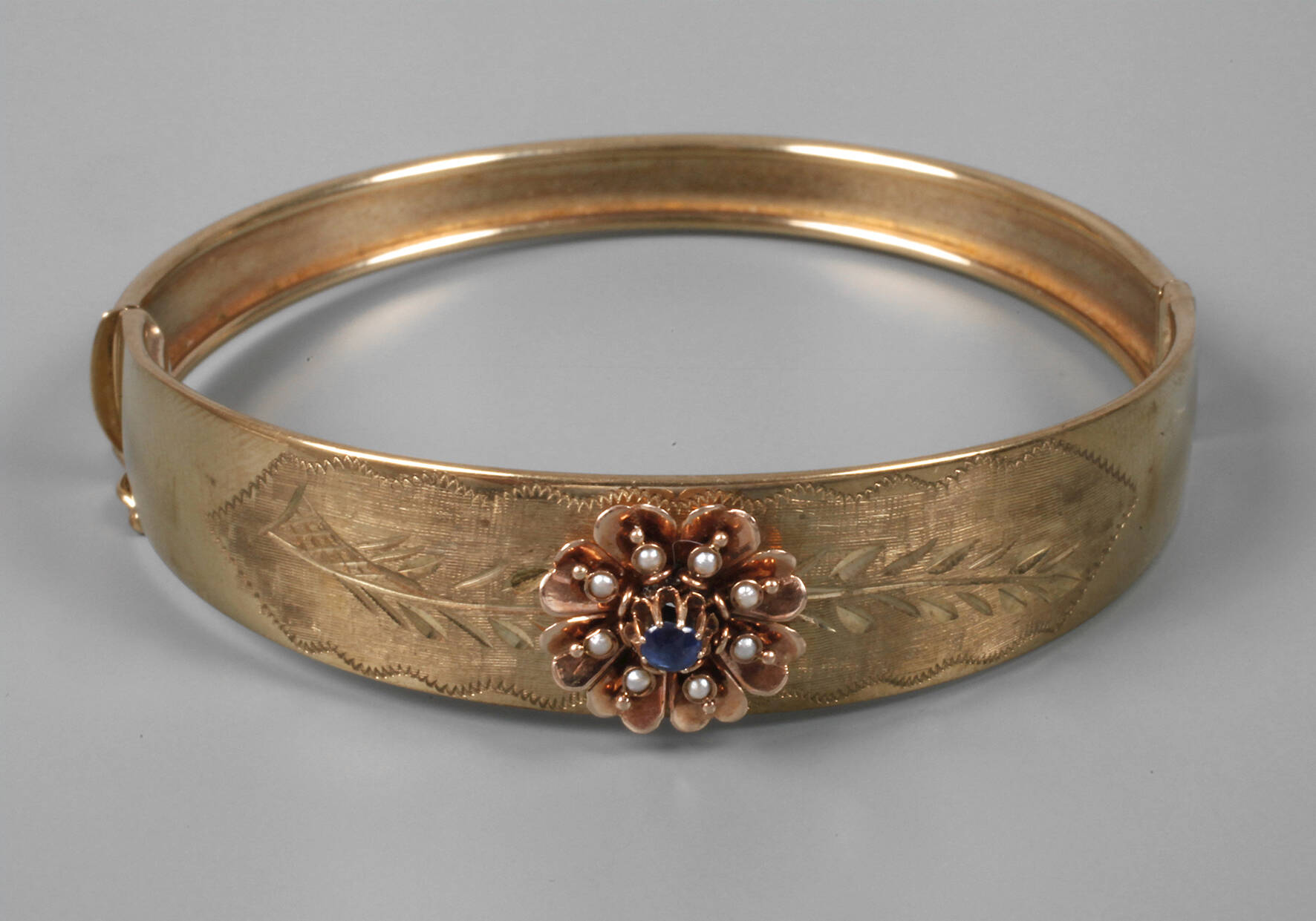Armreif mit Perlen und Saphiren
