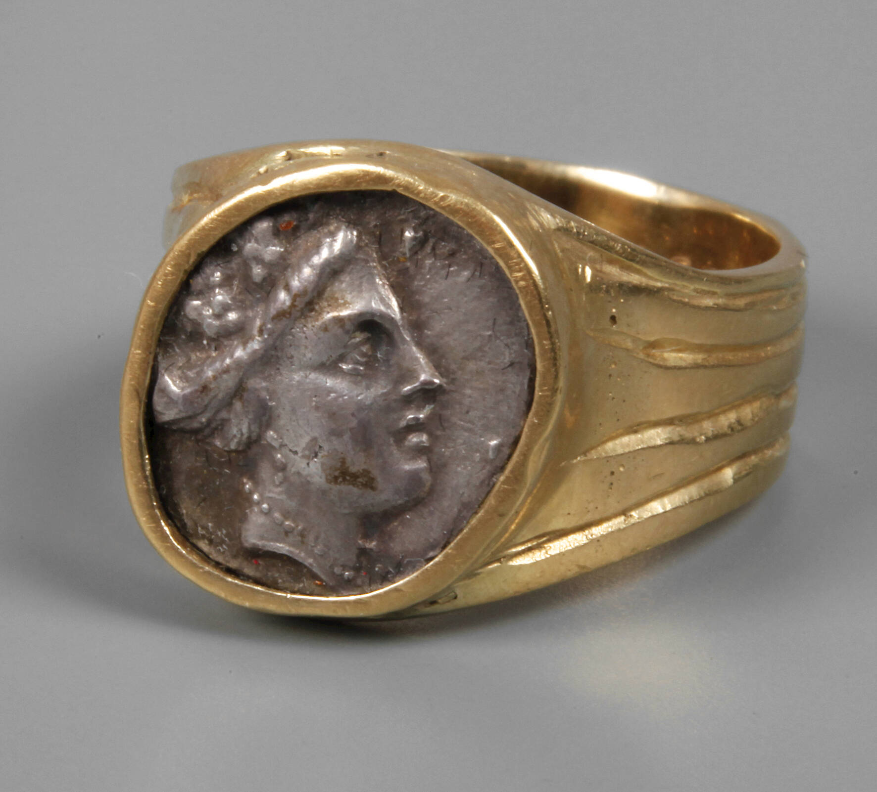 Ring mit griechischer Münze