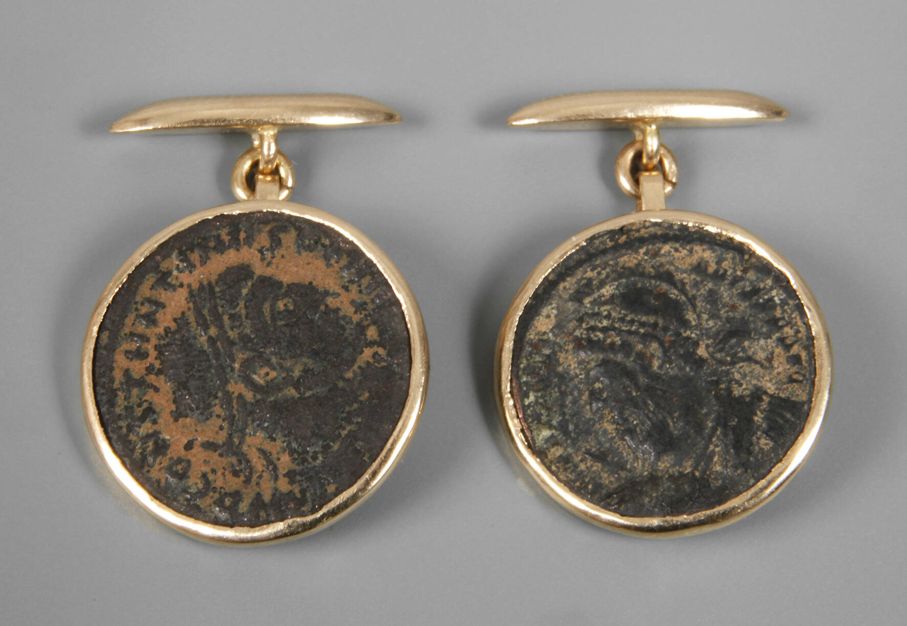 Paar Manschettenknöpfe mit römischen Münzen