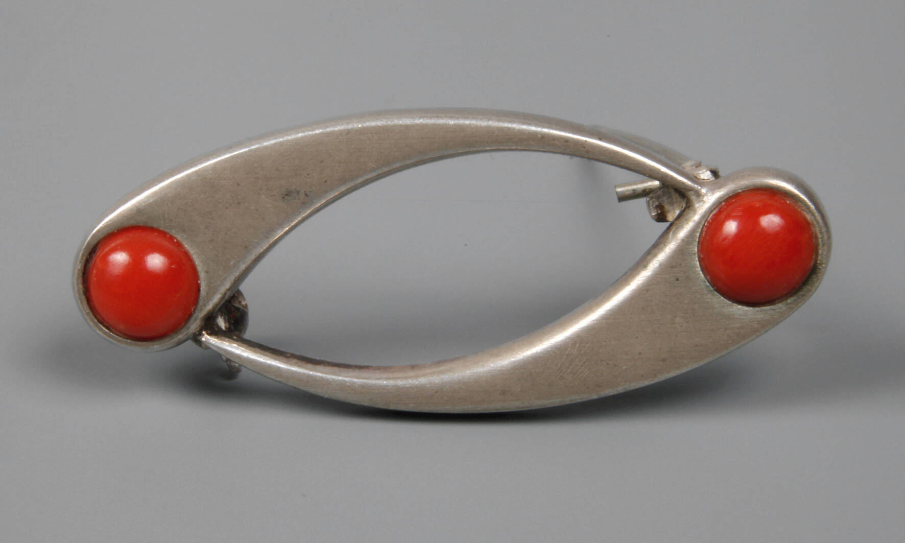 Brosche mit Korallen