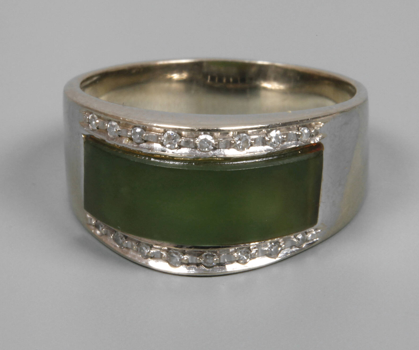 Damenring mit Jade und Diamanten